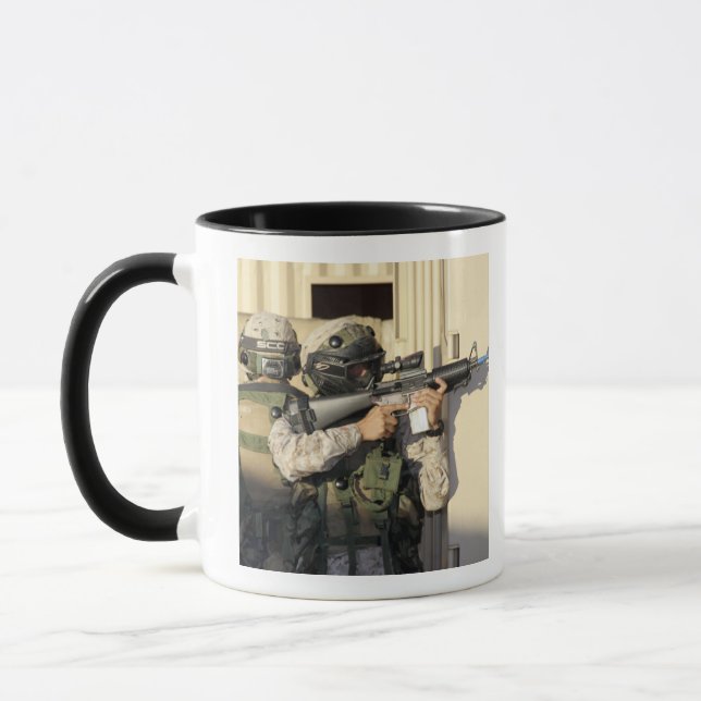 Caneca Um batedor de infantaria visa sua arma (Esquerda)