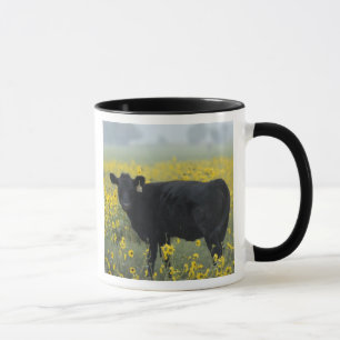 Caneca Um bezerro entre os girassóis de Nebraska