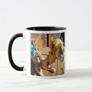 Caneca Um camelo amigável aguarda seu próximo cavaleiro,
