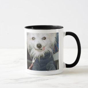 Caneca Um cão branco que veste a roupa