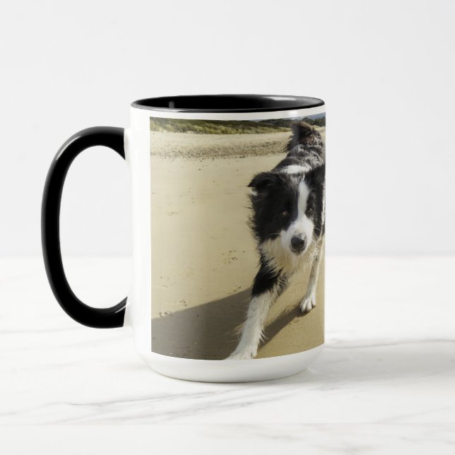 Caneca Um cão de border collie que funciona na praia (Esquerda)