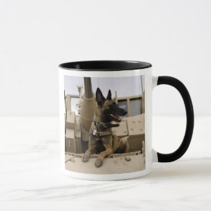 Caneca Um cão de trabalho militar senta-se num M2A3