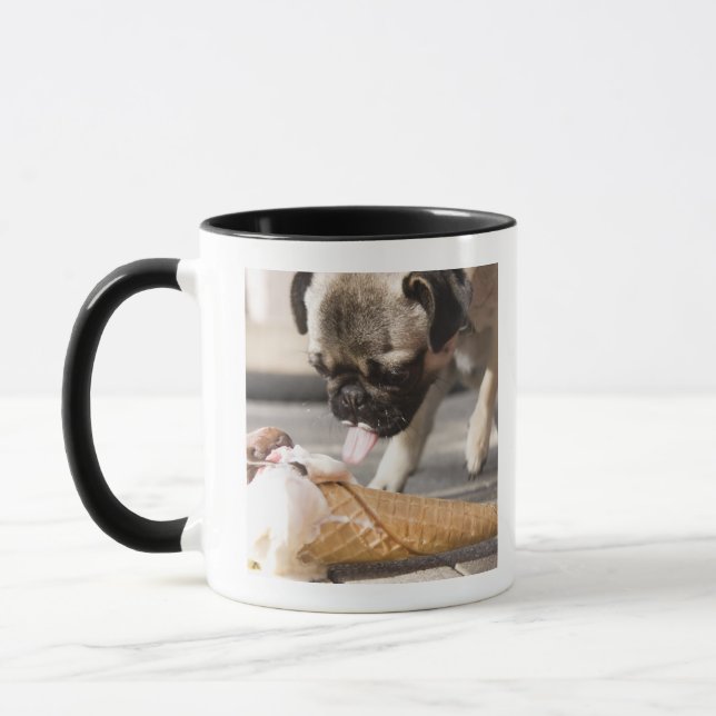 Caneca Um cão que come um sorvete de um pavimento (Esquerda)