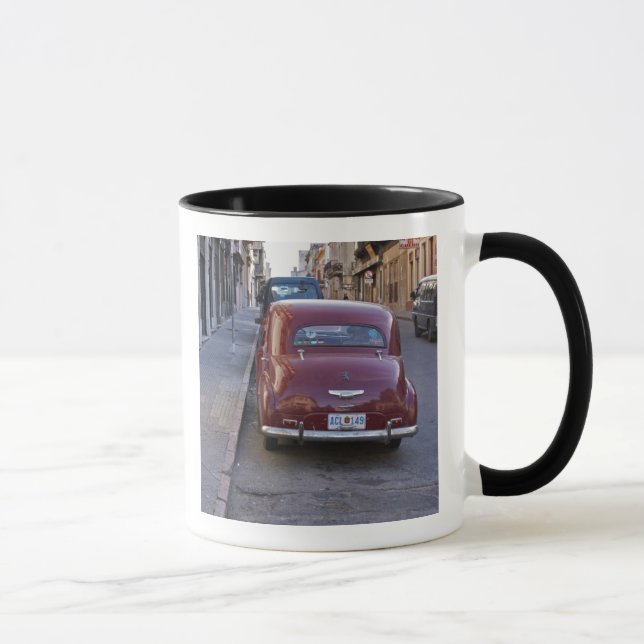 Caneca Um carro clássico de Peugeot vermelho estacionado  (Direita)