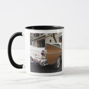 Caneca Um carro clássico Studebaker Silver Hawk estaciona