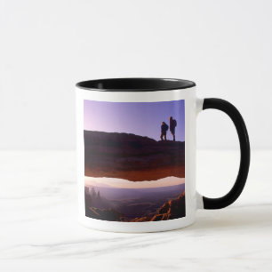 Caneca Um casal assiste ao nascer do sol do áop Mesa Arc