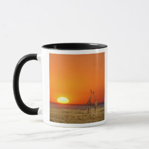 Caneca Um casal de girafas caminha para o pôr do sol, em