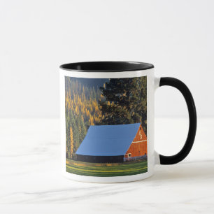 Caneca Um celeiro vermelho agrícola construído em 1911 pe