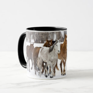 Caneca Um Cena de Inverno de Cavalos Correntes