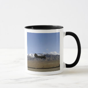 Caneca Um CH-47 Chinook descola