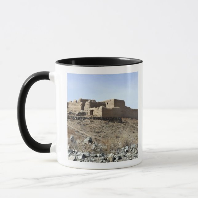 Caneca Um composto fortificado na aldeia de Akbar Kh (Esquerda)