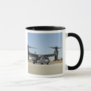 Caneca Um CV-22 Osprey prepara-se para a descolagem