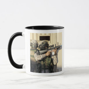 Caneca Um escuteiro da infantaria aponta sua arma