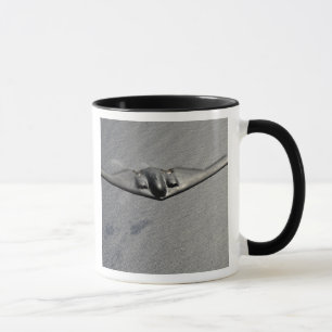 Caneca Um espírito B-2 voa sobre o Oceano Pacífico