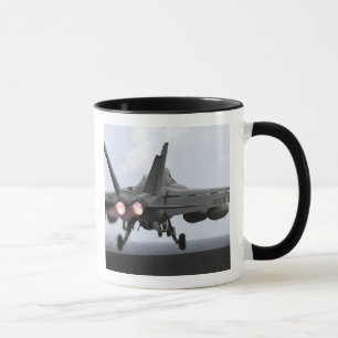 Caneca Um F/A-18E Super Hornet é lançado