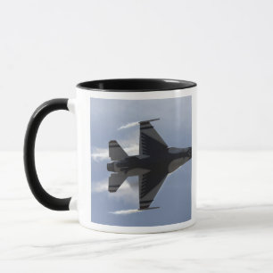 Caneca Um Falcão de Combate F-16 puxa o G