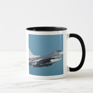 Caneca Um falcão F-16 de combate em vôo