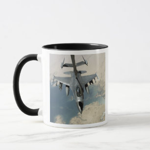 Caneca Um falcão F-16 de combate reabastece
