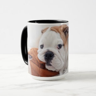 Caneca Um filhote de cachorro inglês do buldogue que jog