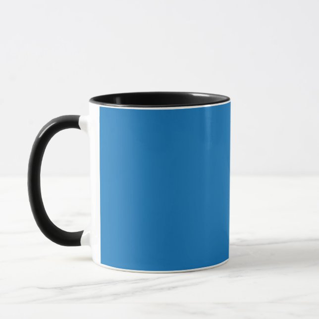 Caneca um fundo azul com um relógio preto e branco (Esquerda)