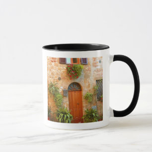 Caneca Um gato procura entrada em casa em Pienza, Itália