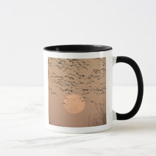 Caneca Um grupo de gansos-das-neves migratórios, Grus