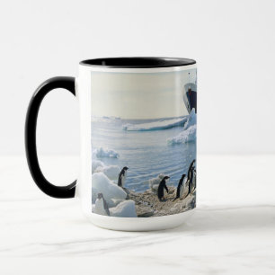 Caneca Um grupo de pinguins que estão em uma praia gelad