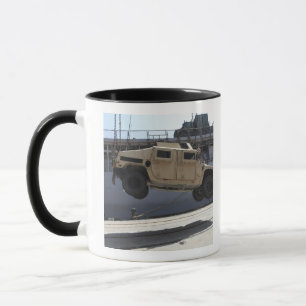 Caneca Um guindaste levanta um M998 Humvee