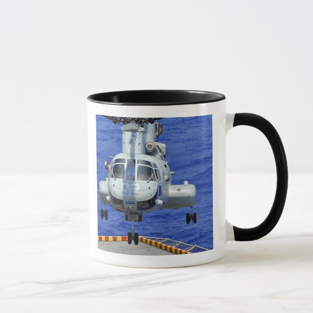 Caneca Um helicóptero CH-46E Sea Knight (Direita)