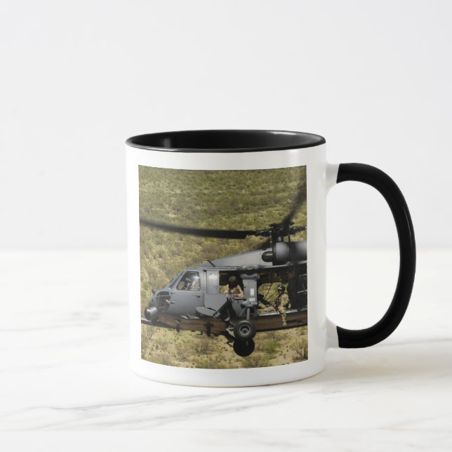 Caneca Um HH-60 Pave Hawk voa sobre o deserto (Direita)