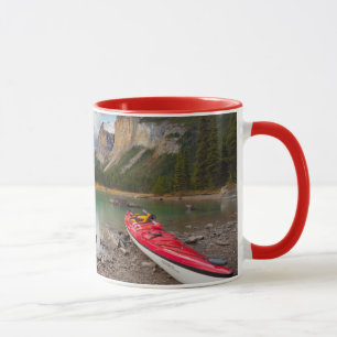Caneca Um kayak do mar na costa da Ilha Espírito