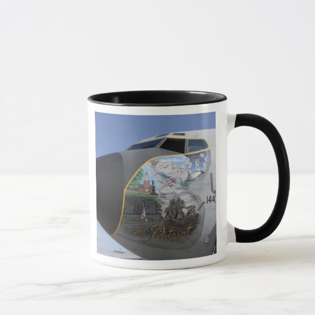 Caneca Um KC-135 Stratotankerexibindo nariz patriótico (Direita)