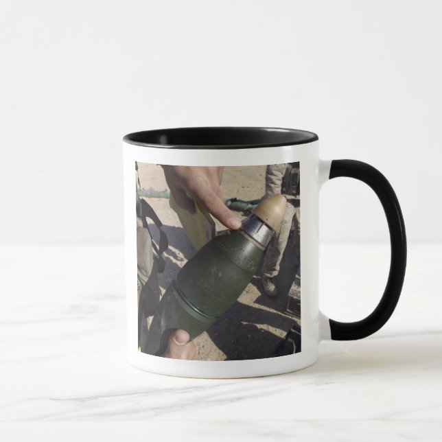 Caneca Um líder de esquadrão aponta para um ajuste de ret (Direita)