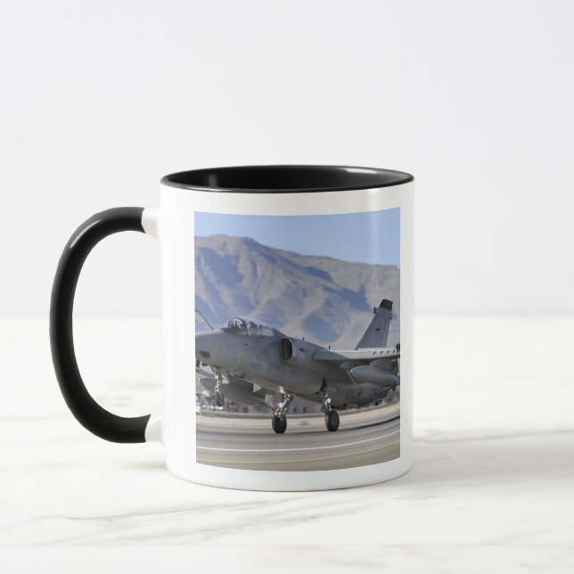 Caneca Um lutador da Força Aérea italiana AMX (Esquerda)