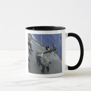 Caneca Um marinheiro dos EUA dispara um M2HB de 50 calibr