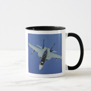 Caneca Um Marinho americano F/A-18F Super Hornet em voo