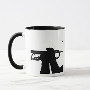 Caneca Um membro do serviço toca uma melodia