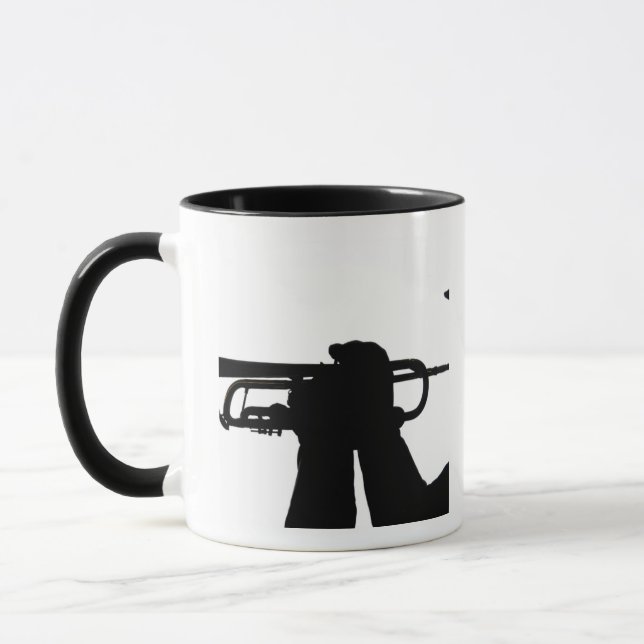 Caneca Um membro do serviço toca uma melodia (Esquerda)