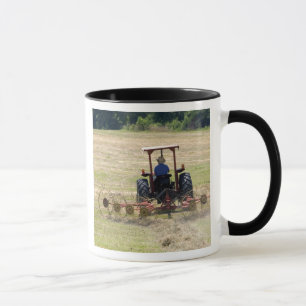 Caneca Um menino dirigindo um trator colhendo