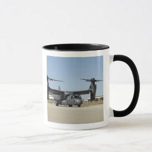 Caneca Um Osprey CV-22 prepara-se para a decolagem