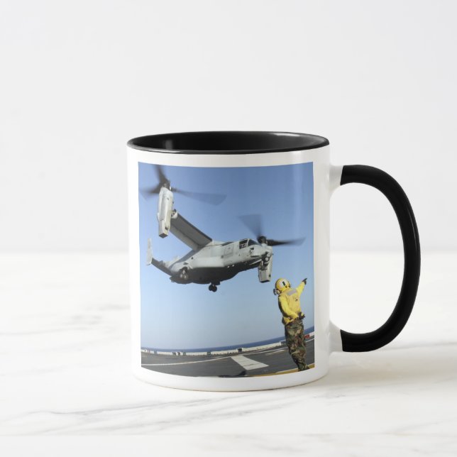 Caneca Um Osprey MV-22 é lançado do USS Nassau (Direita)