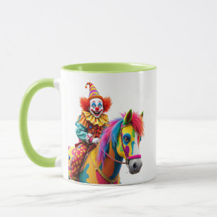 Caneca Um palhaço monta um cavalo arco-íris.