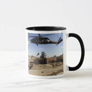 Caneca Um pararescueman rappels de um HH-60 2