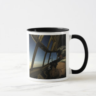 Caneca Um piloto de Hércules C-130 examina o horizonte