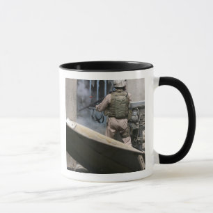 Caneca Um polícia militar usa um rompimento circularment