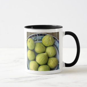 Caneca Um prato de figos mediterrâneos frescos