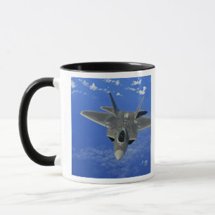 Caneca Um raptor da força aérea de E.U.F-22 em vôo per