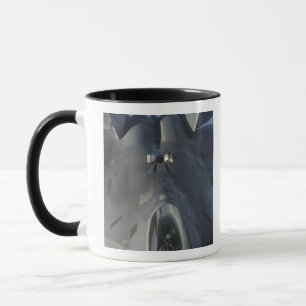 Caneca Um raptor F-22 move-se na posição para receber f