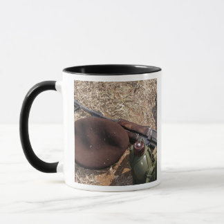 Caneca Um rifle, cobrir militar e cantina