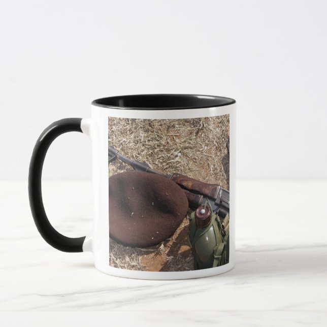 Caneca Um rifle, cobrir militar e cantina (Esquerda)